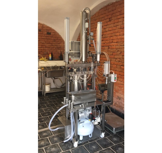 poloautomatická plnící linka pro plnění cideru do skla