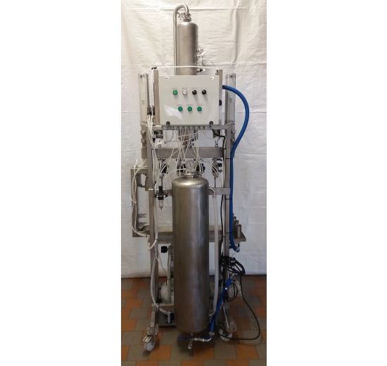 poloautomatická plnička pro plnění do skleněné láhve