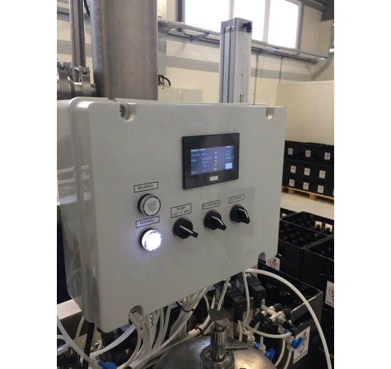 Poloautomatická mycí linka na plnění piva do láhví ze skla