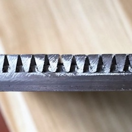 detail nerezového štěrbinového síta