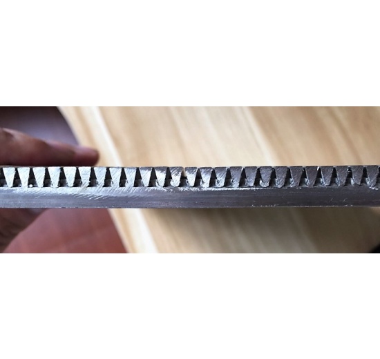 detail nerezového štěrbinového síta