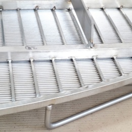 detail nerezového štěrbinového síta