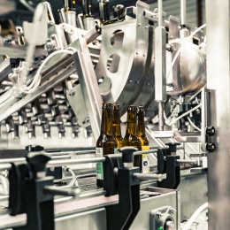 Automatická plnící linka, výstřik láhví + plnění láhví nápojem