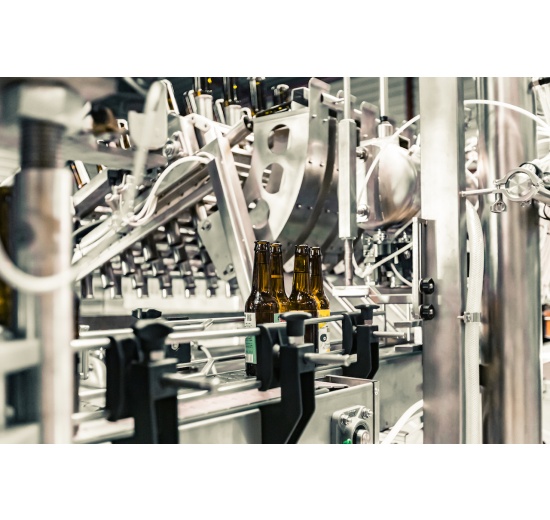 Automatická plnící linka, výstřik láhví + plnění láhví nápojem