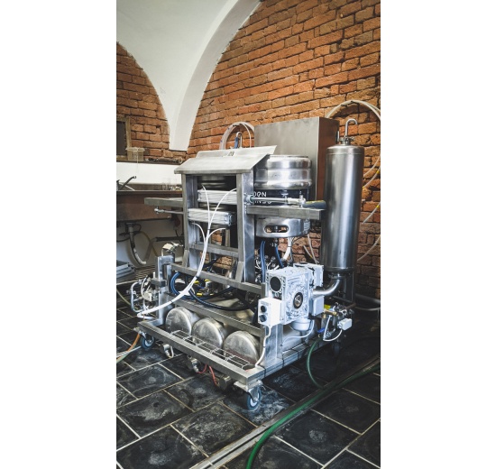 Automatická myčka a plnička KEG sudů pro pivovary