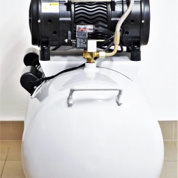 bezolejový kompresor se 100 litrovým vzdušníkem a průtokem 360 l/min.