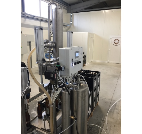 Poloautomatická plnící linka pro plnění cideru do skleněných láhví