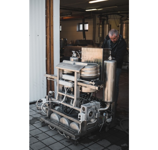 Mytí a plnění KEG sudů automaticky