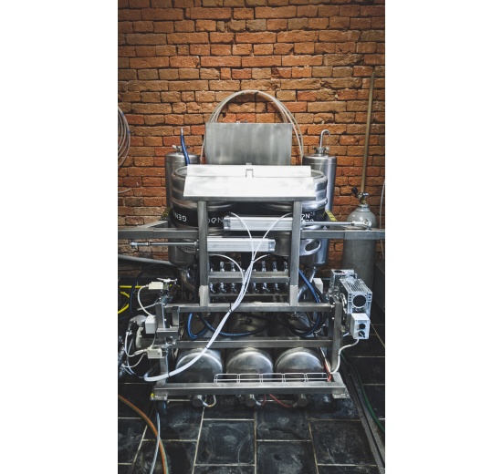 Automatická myčka a plnička KEG sudů pro minipivovary