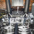 Automatická myčka a plnička KEG sudů pro řemeslné pivovary