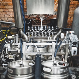 Automatická myčka a plnička KEG sudů pro řemeslné pivovary