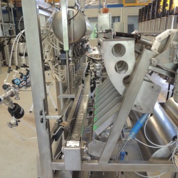 Automatická plnička (výstřik láhví + plnění láhví nápojem)