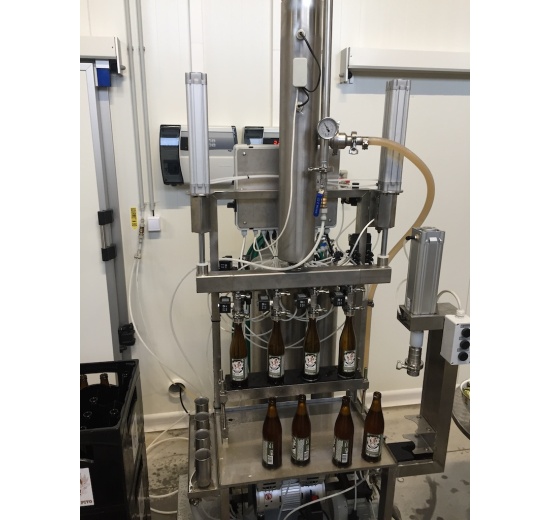 Poloautomatická plnící linka pro plnění cideru do skleněných láhví