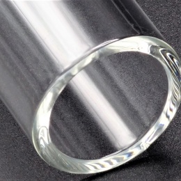 detail vysokojakostního borosilikátového skla - výška 100 mm, síla stěny 2,5 mm, vnější průměr 24 mm