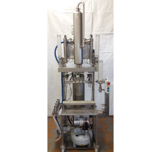 Poloautomatická plnička pro láhve