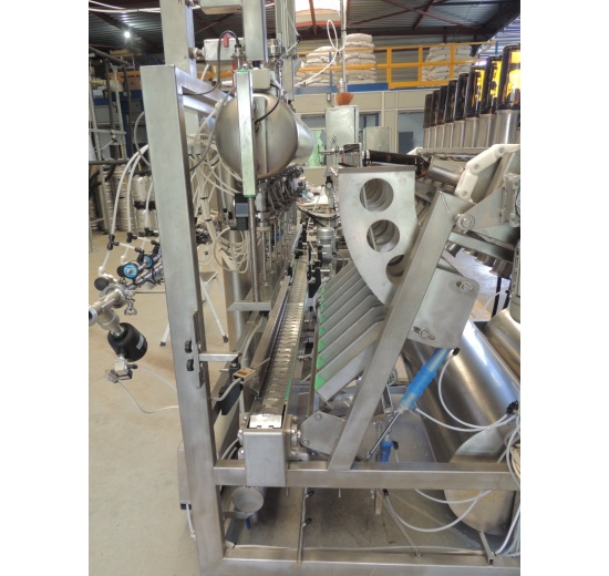 Automatická plnička (výstřik láhví + plnění láhví nápojem)