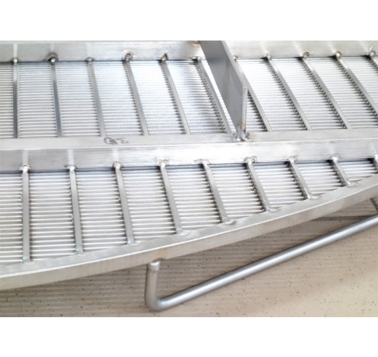 detail nerezového štěrbinového síta