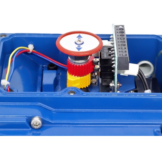 detail jednootáčkového elektrického servopohonu s mechanickým ovládáním