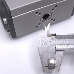 Unašeč pneupohonu pro kulový kohout, čep 8x8 mm