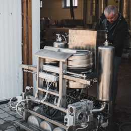 Mytí a plnění KEG sudů automaticky