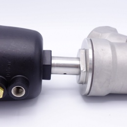 Pneumaticky ovládaný ventil se šikmým sedlem- 45°,  G-závit  2" těsnění PPS