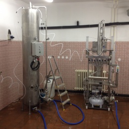 Poloautomatická mycí linka na plnění piva do láhví ze skla