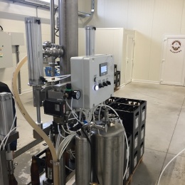 Poloautomatická plnící linka pro plnění cideru do skleněných láhví