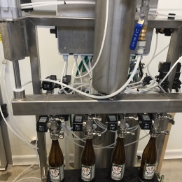 Poloautomatická plnící linka pro plnění cideru do skleněných láhví