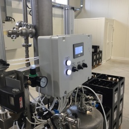 Poloautomatická plnící linka pro plnění nápoje do skleněných láhví