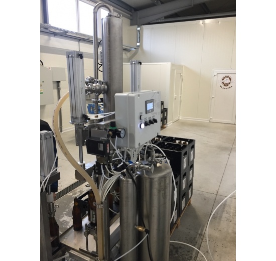 Poloautomatická plnící linka pro plnění nápoje do skleněných láhví