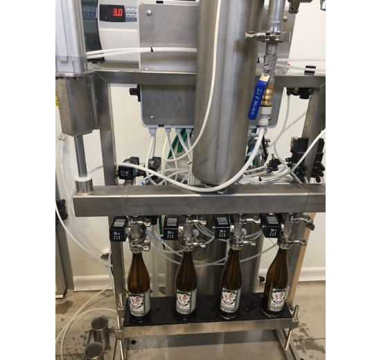 Poloautomatická plnící linka pro plnění nápoje do skleněných láhví