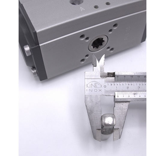 Unašeč pneupohonu pro kulový kohout, čep 8x8 mm